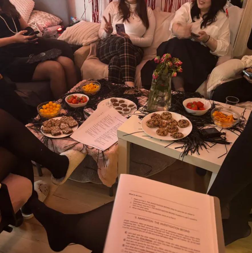 Customers playing a BrainMazeGames game